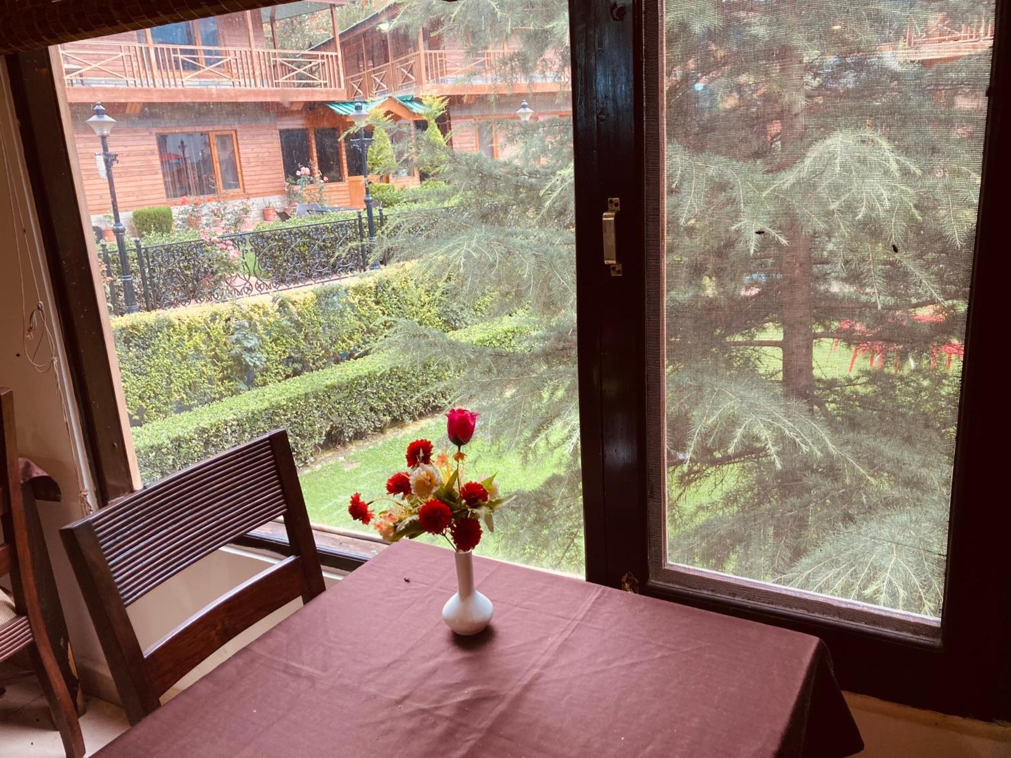 Hotel The North Wind In City Center, Manali Bagian luar foto